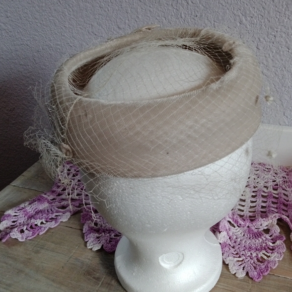 1950s Vintage Bumper Velveteen with Netting & Rhinestone Bow Tan Hat - Picture 5 of 12